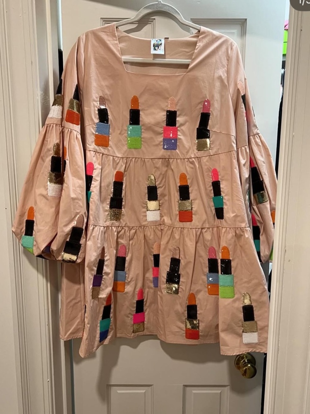QUEEN OF SPARKLES Pink Tiered Dress with Multicolor Lipstick Appliqués